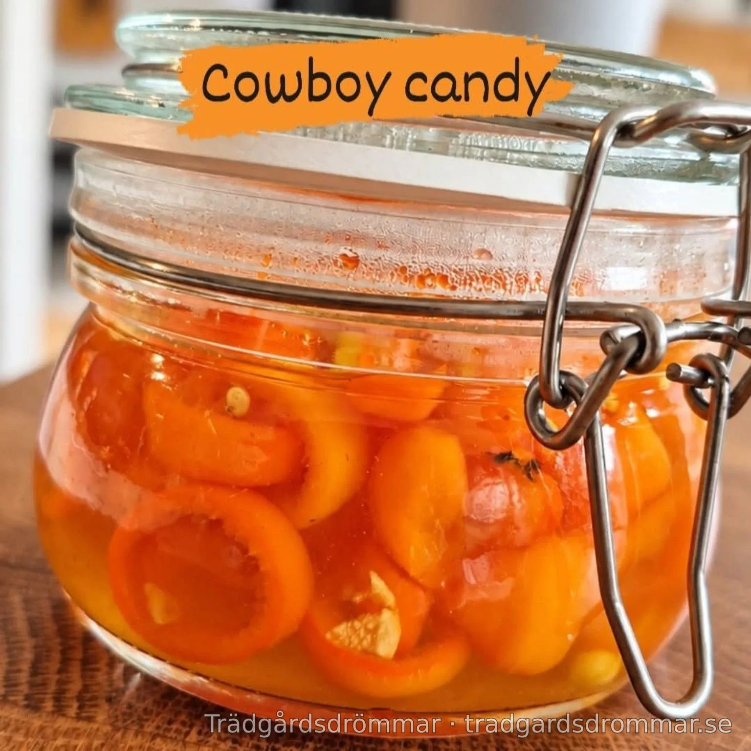 Glasburk märkt Cowboy candy med skivor i orangefärgad vätska